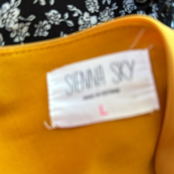 Ladies Gold pantsuit - Picture 3 of 4